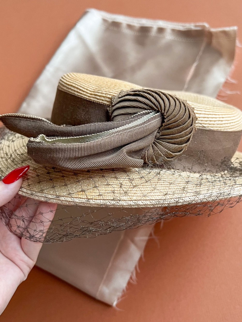 Vintage 1940s Straw Hat With Brown Netting - Picture 7 of 9